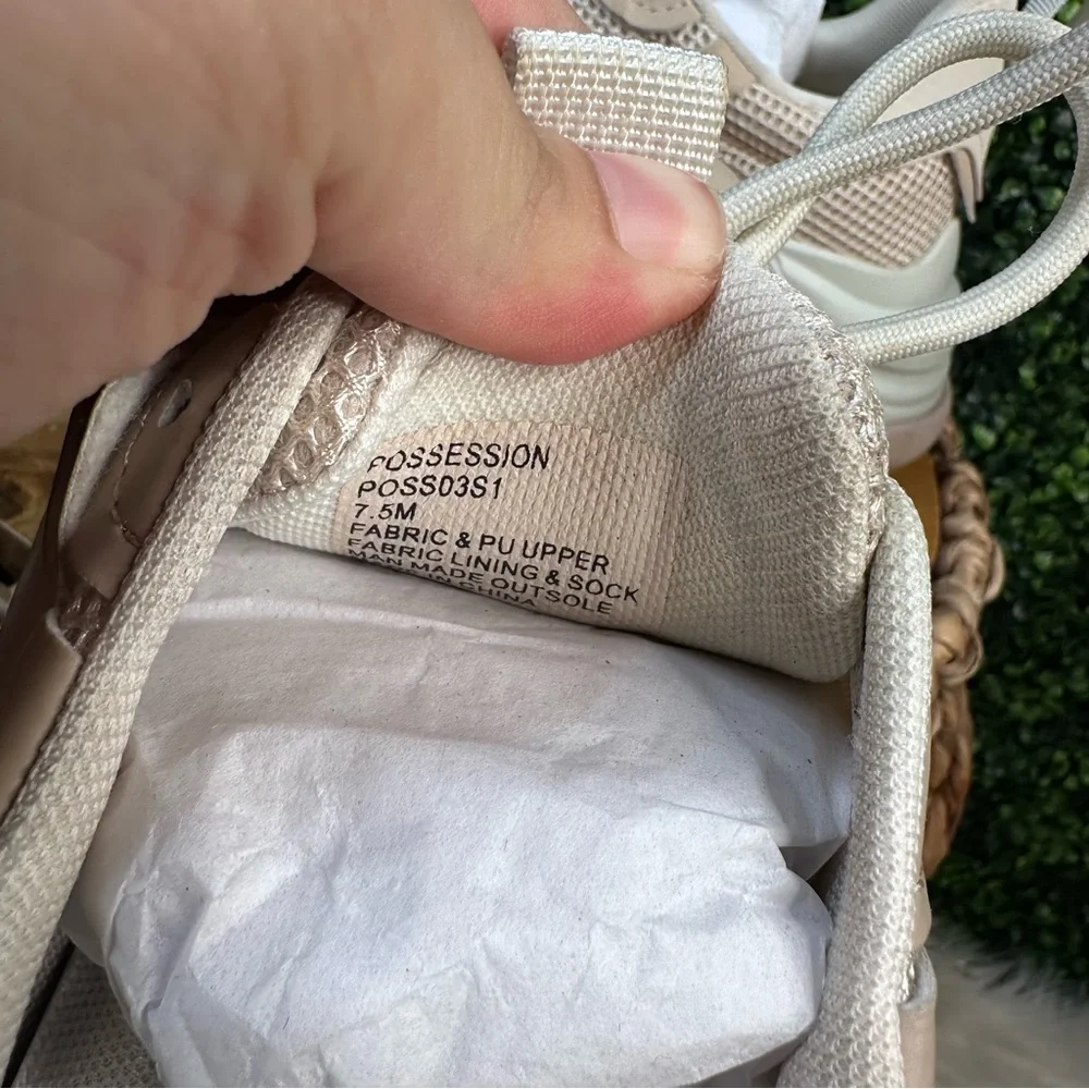 New‎ in box Steve Madden Possrssion Women's beige Chunky Sneakers